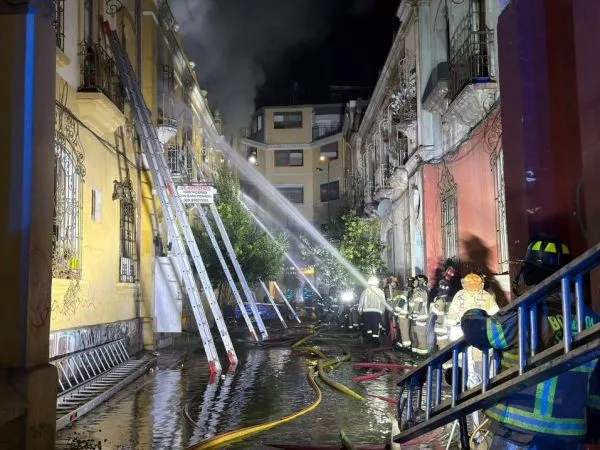 Mujer se lanza desde tercer piso y cae sobre carabinero: