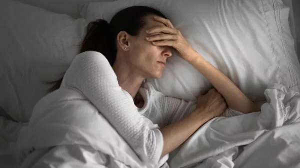 Persona con problemas para dormir en su cama