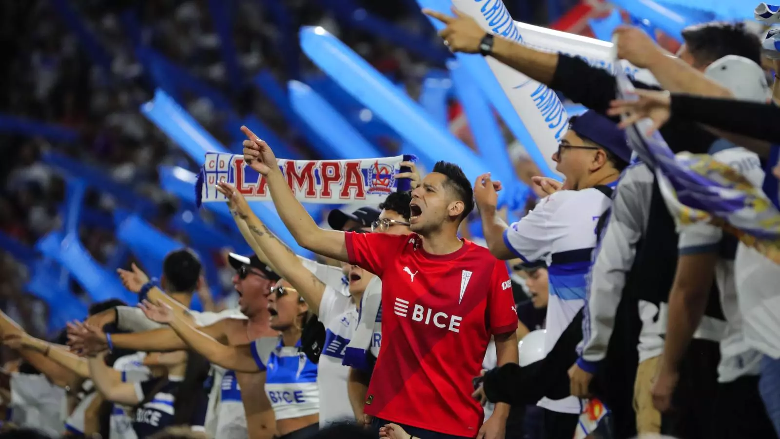 Hinchas de la Universidad Católica en el Claro Arena