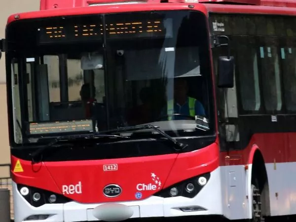 Una persona fallecida y 5 lesionados tras choque entre micro y camión en Pudahuel