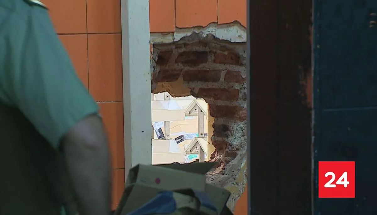 Delincuentes cometieron millonario robo en tienda de Ñuñoa: ingresaron por un forado en la pared