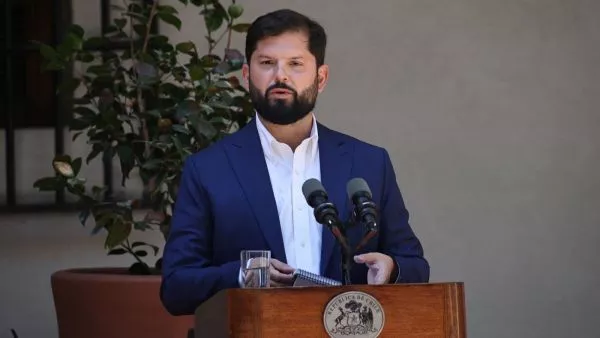 Expresidente Boric pide permiso al Congreso para viajar a Barcelona, Berlín, Gales y Londres