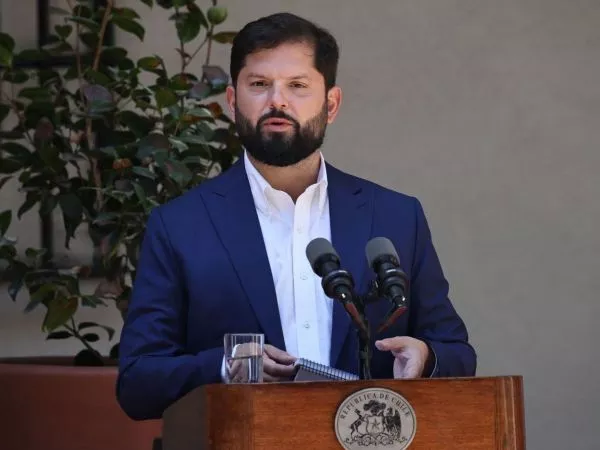 Expresidente Boric pide permiso al Congreso para viajar a Barcelona, Berlín, Gales y Londres