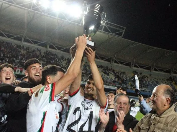 Lota Schwager celebrando su título para volver al profesionalismo