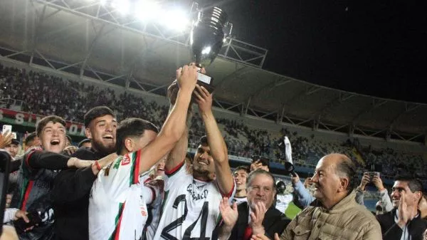 Lota Schwager celebrando su título para volver al profesionalismo