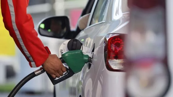 ¿Cuánto podrían subir los combustibles este jueves?