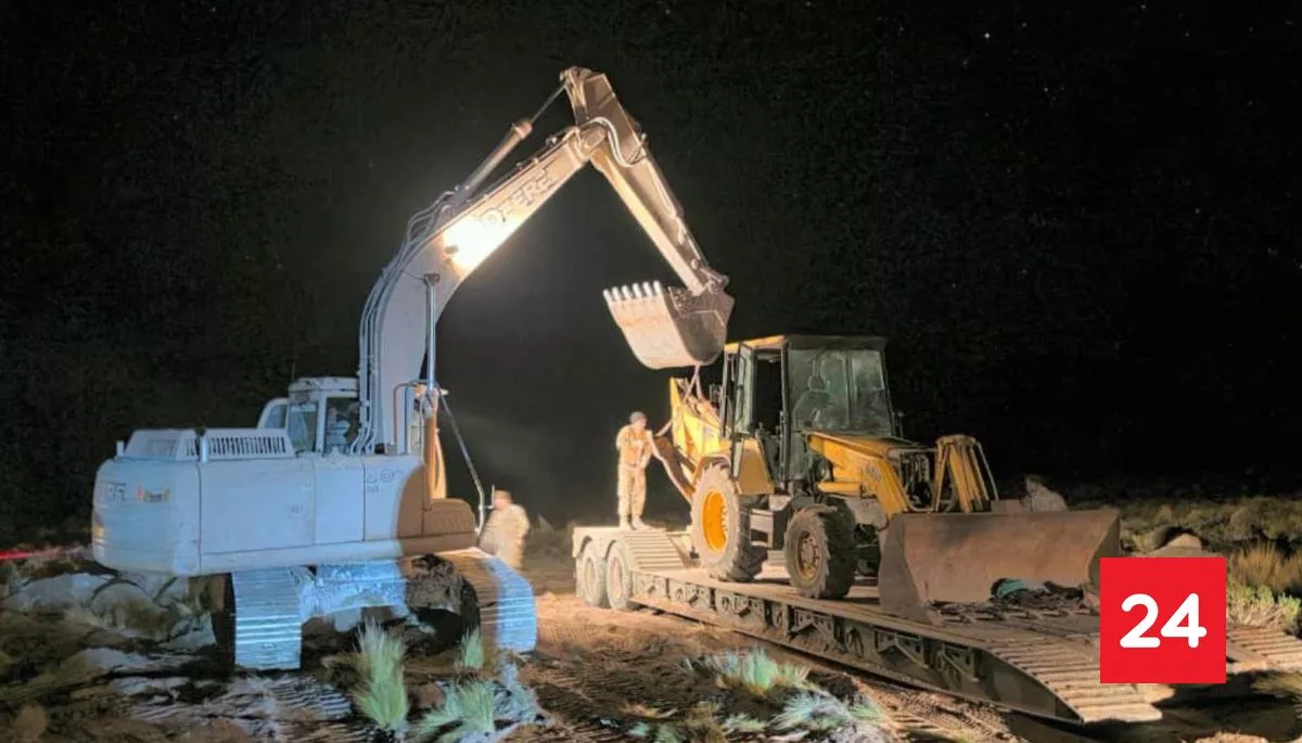 #Regiones 

VIDEO: Así incautaron retroexcavadora que tapaba zanjas en Colchane 

Más detalles ⬇️