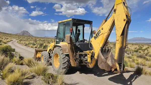 Retroexcavadora utilizada para tapar zanjas en Colchane
