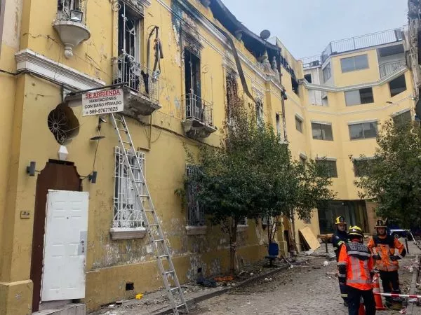 Bomberos ingresará a casona incendiada en barrio Brasil para buscar posibles víctimas fatales