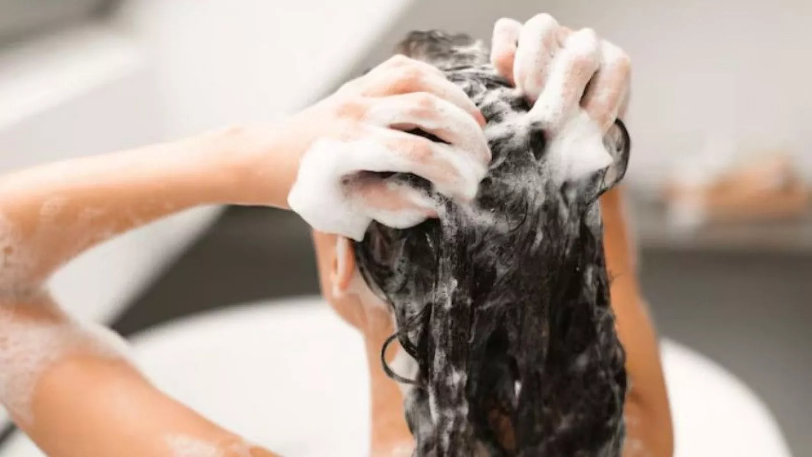 ¿Cada cuánto hay que lavarse el pelo? Dermatóloga aclara el mito