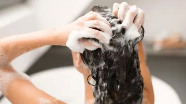 ¿Cada cuánto hay que lavarse el pelo? Dermatóloga aclara el mito