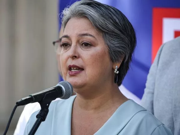 Usach desmiente sueldo de $13 millones a Jeannette Jara