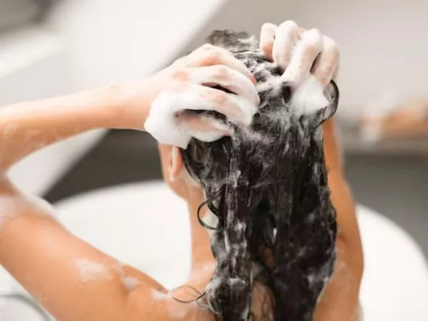 ¿Cada cuánto hay que lavarse el pelo? Dermatóloga aclara el mito