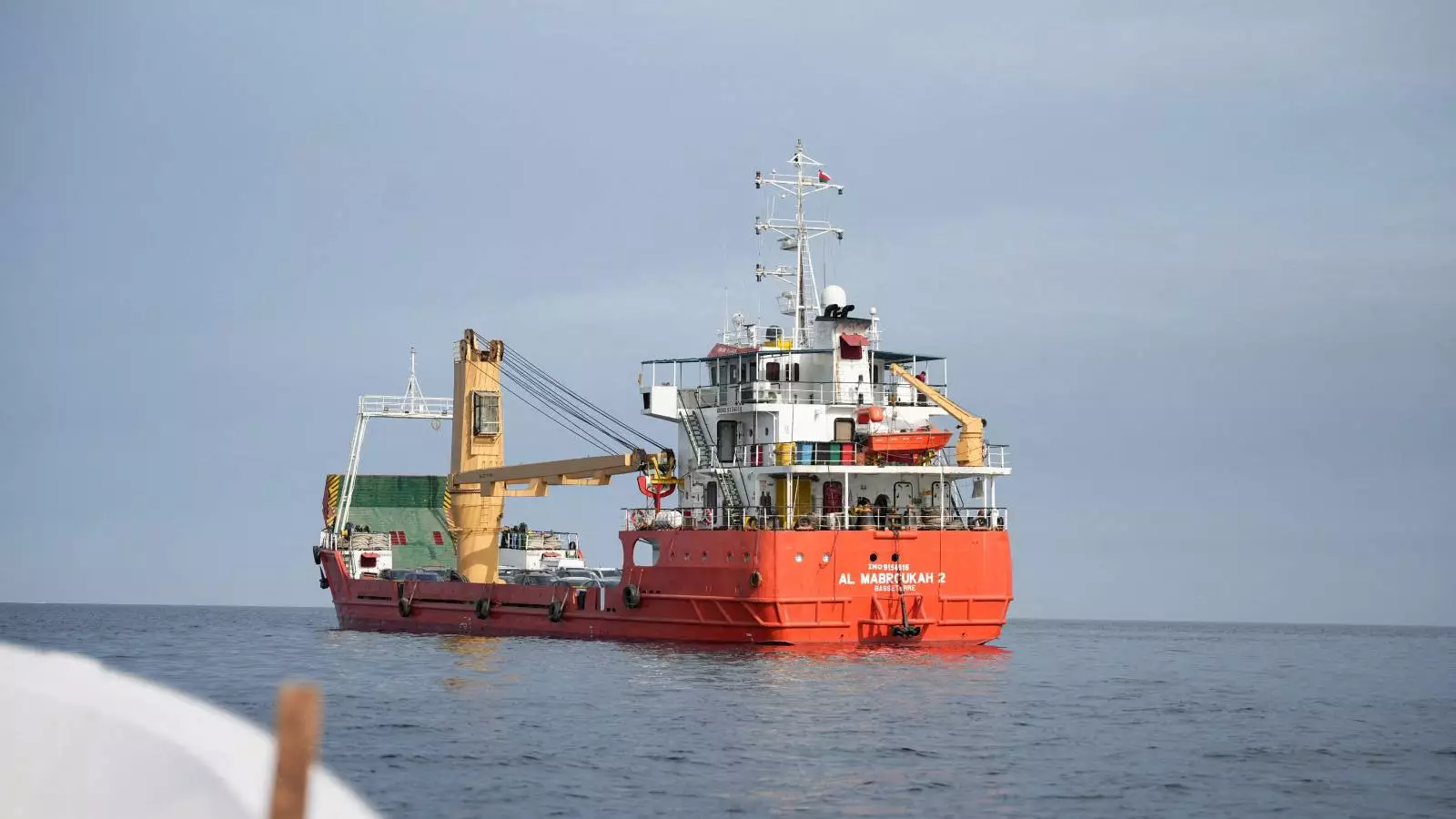 Buque circulando por el estrecho de Ormuz