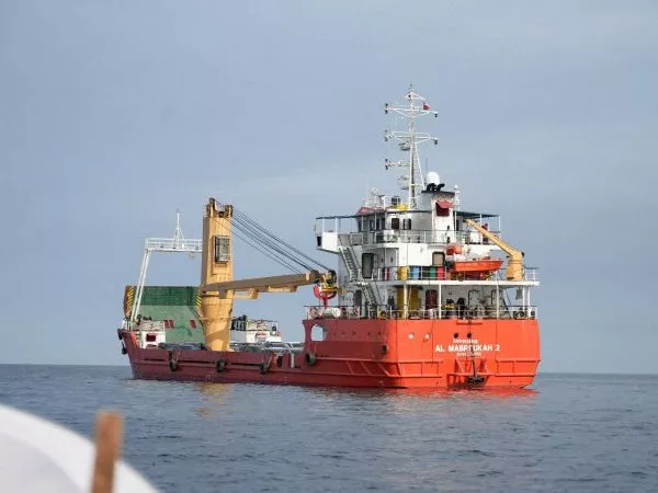Buque circulando por el estrecho de Ormuz