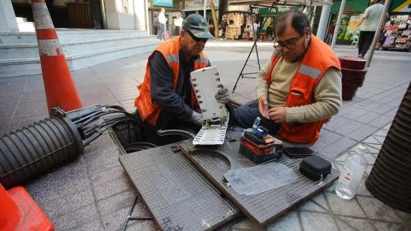 Dos personas trabajando en el centro de Santiago