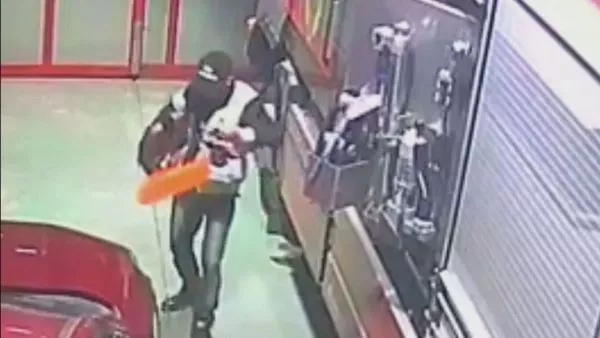 Delincuente roba herramientas a Bomberos de Lota