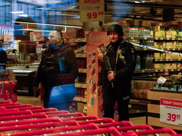 Policía resguardando lugar de tiroteo en Kiev