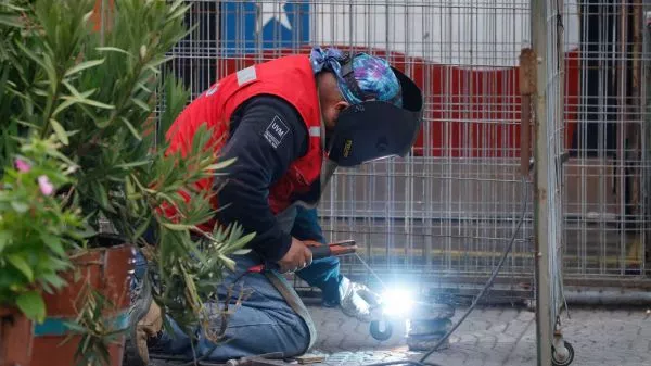 Trabajador soldando una reja