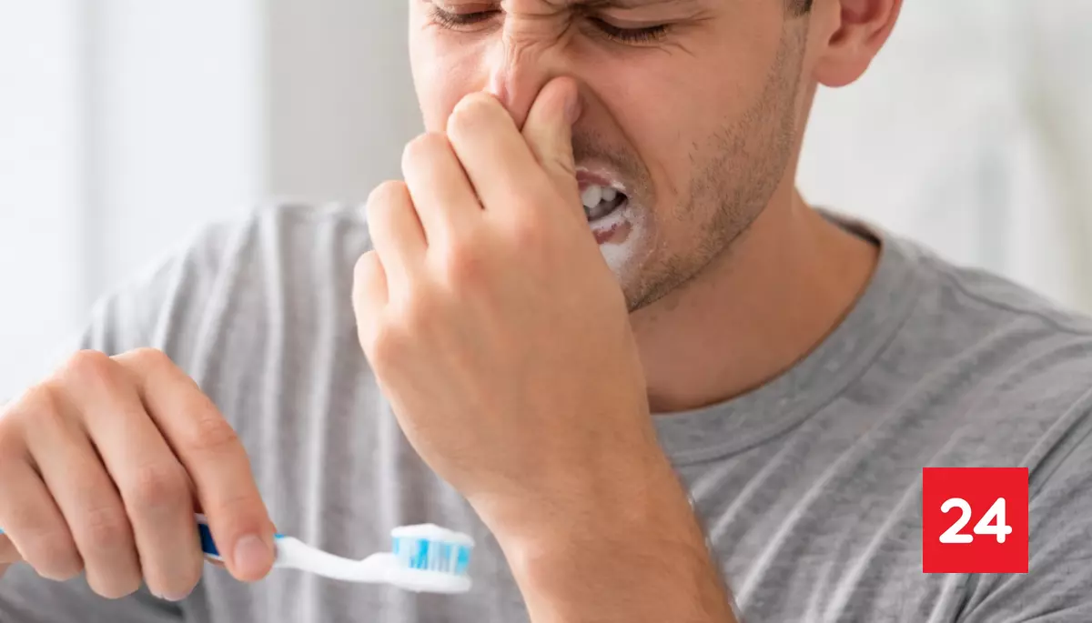 Dentista advierte "asquerosa" consecuencia de guardar tu cepillo de dientes en el baño