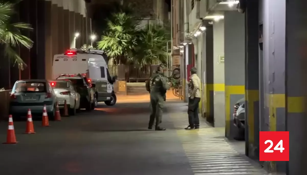 Autoridades investigan homicidio de hombre en Santiago Centro: víctima fue hallada en departamento