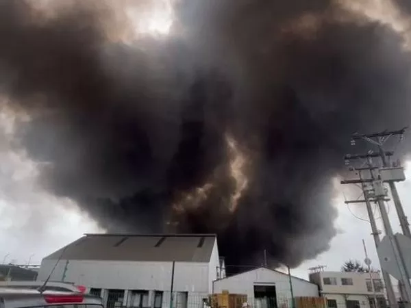 Gran incendio afecta a bodegas en empresa de El Monte