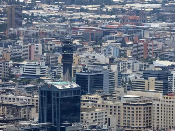 Mercado de oficinas en Santiago arranca 2026 con mayor dinamismo: vacancia baja al 7,7%