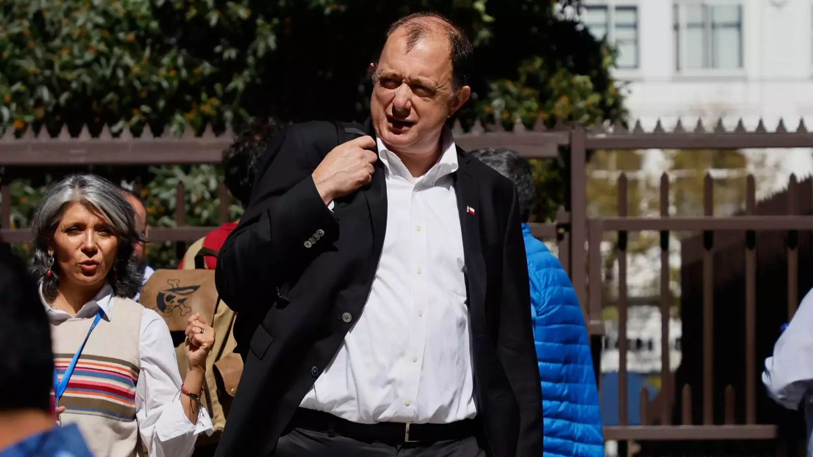 Iván Poduje llegando a un punto de prensa en Valparaíso