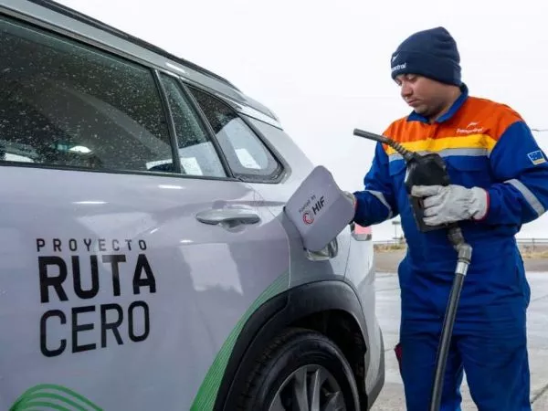 Clientes de Toyota podrán cargar hasta 30 litros de bencina GRATIS