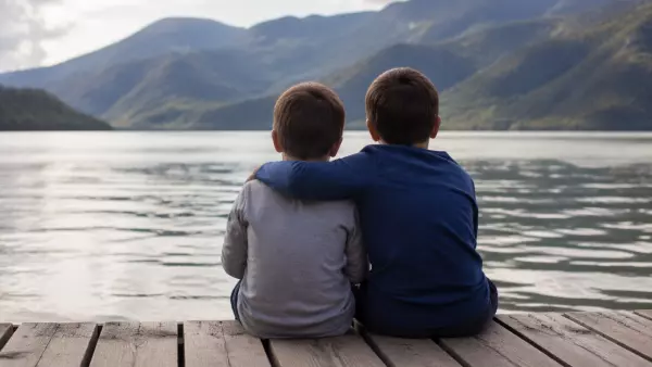 Estudio revela que hermanos mayores son más inteligentes y exitosos