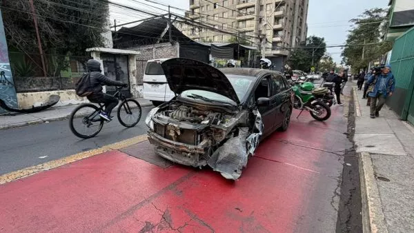 Conductor ebrio chocó en Santiago: auto mantenía 360 multas