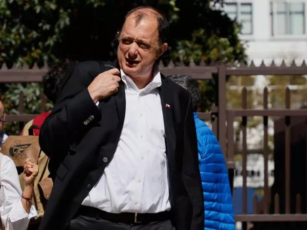 Iván Poduje llegando a un punto de prensa en Valparaíso