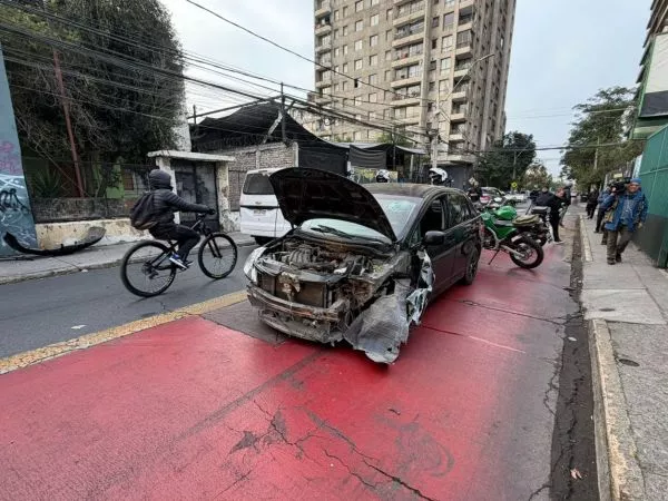 Conductor ebrio chocó en Santiago: auto mantenía 360 multas