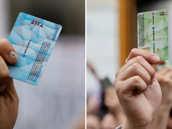 Personas sosteniendo tarjetas de TNE de educación superior y media.