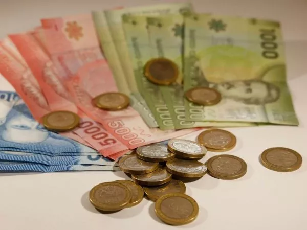 Billetes de distinta denominación con monedas