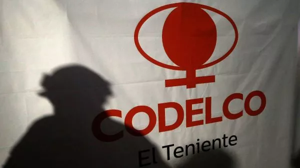 Logo de la mina El Teniente Codelco junto a sombra de un minero