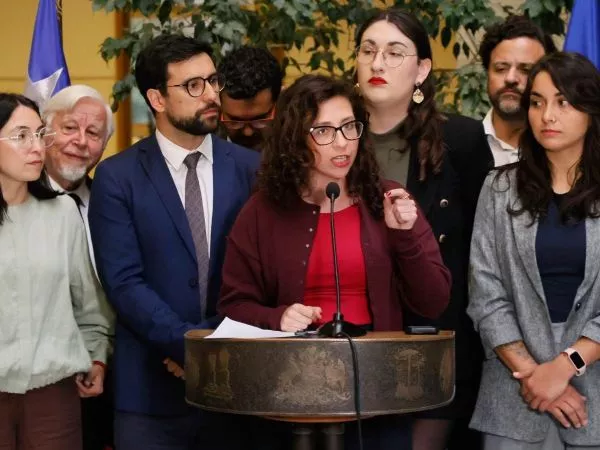 Punto de prensa de la oposición liderado por la diputada del Frente Amplio, Gael Yeomans