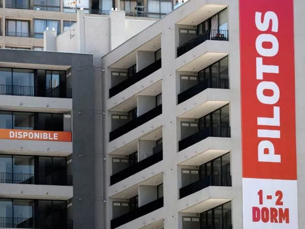 Edificio con anuncio que todavía quedan departamentos disponibles a la venta