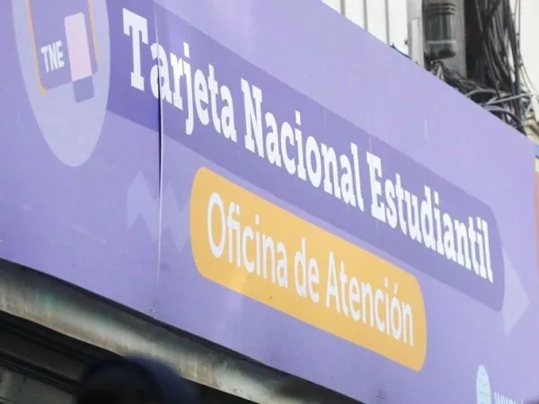 Junaeb llama a validar TNE 2026 tras masiva venta de sellos falsos