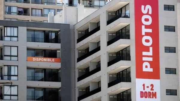 Edificio con anuncio que todavía quedan departamentos disponibles a la venta