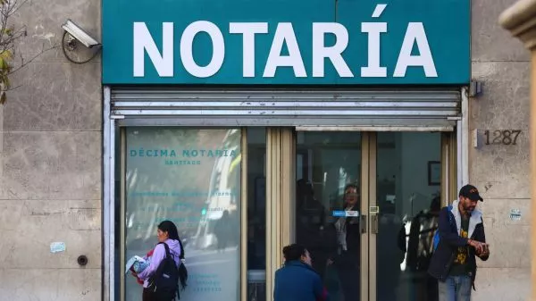 Frontis de una notaría de Santiago