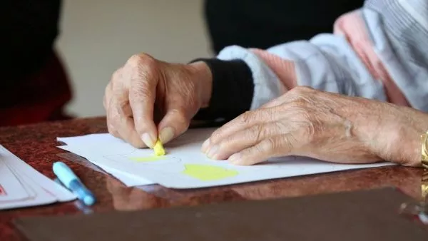 Estudio asegura que hablar dos idiomas puede retrasar el Alzheimer hasta en 5 años