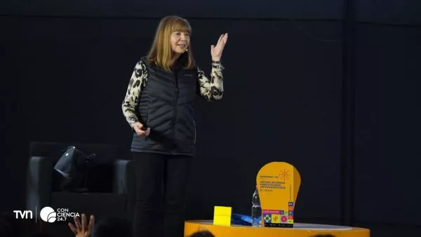 Dora Altbir en Puerto de Ideas.