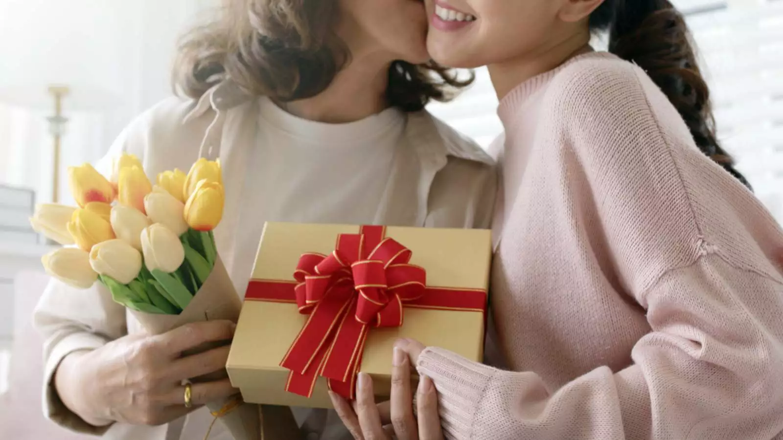 Imagen de una hija entregándole un regalo a su madre