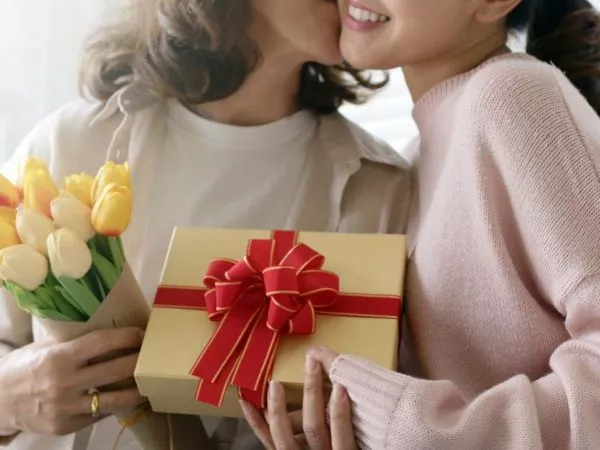 Imagen de una hija entregándole un regalo a su madre