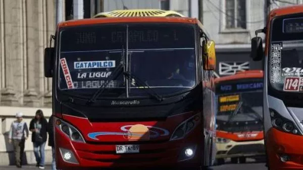 Termina el paro de micreros de comunas de Valparaíso tras acuerdo con el Gobierno