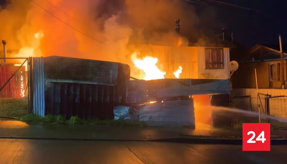 Tres fallecidos dejó incendio que consumió dos casas en Quellón