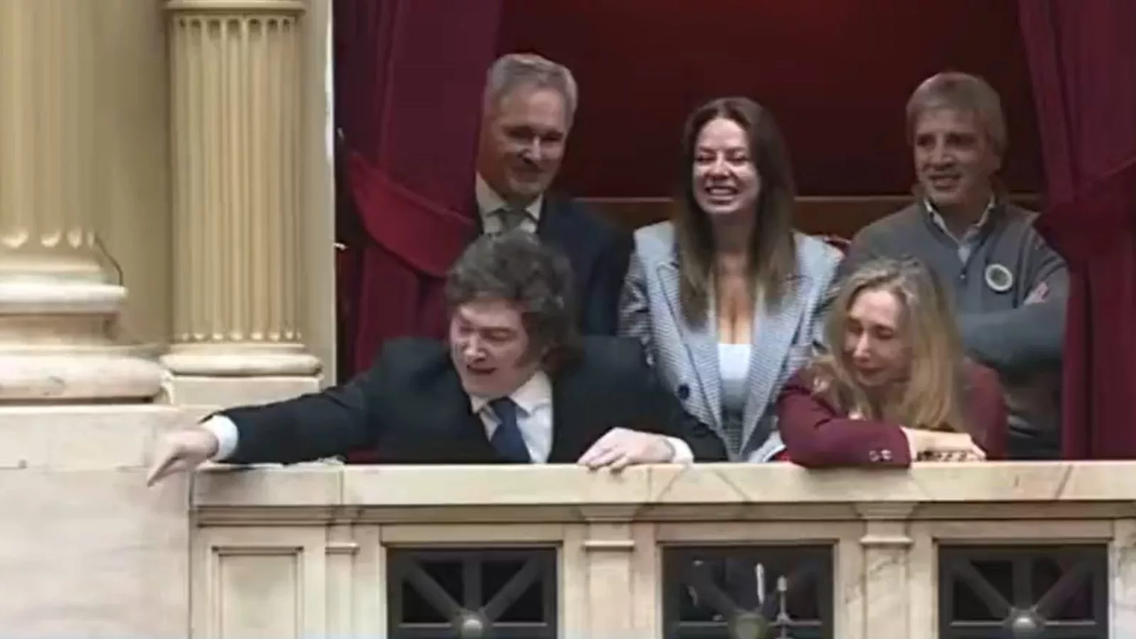 Javier Milei gritando a diputados opositores en el Congreso