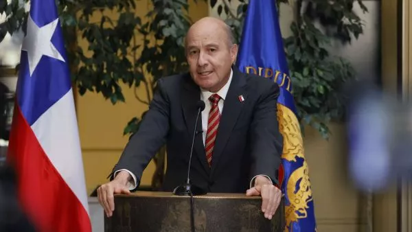 FA exige que Quiroz “dé la cara al país” y transparente posibles recortes a beneficios sociales