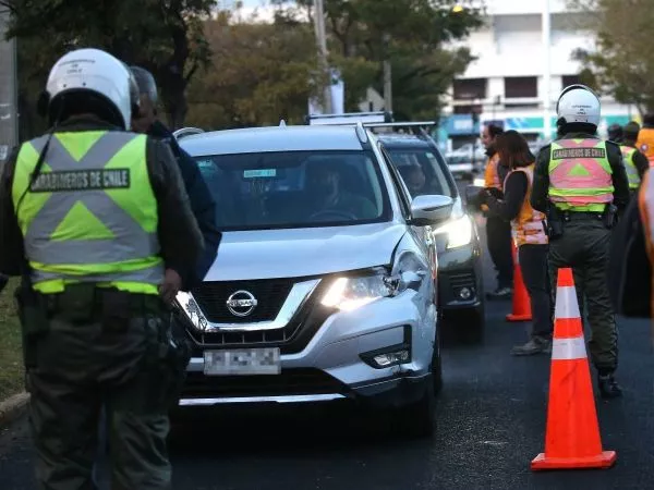Carabineros realizando fiscalización a vehículos con restricción para transitar en Santiago